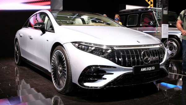 Бъдещият водещи електромобил на Audi ще се състезава най-вече с Mercedes-Benz EQS, Tesla Model S, Lucid Air и все още непредставеното i7 на BMW. Затова и компанията ще представи най-различни варианта на модела, в това число и суперлуксозна версия под марката Horch, която ще се конкурира с флагмана на Mercedes, разработен под бранда Maybach. Премиерата на A8 e-tron ще се състои през 2024/2025 година, тъй като до няколко месеца сегашното A8 ще получи фейслифт.