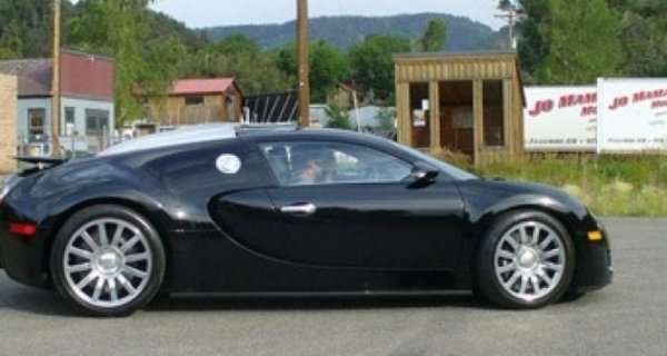 Модният дизайнер притежава над 70 коли, сред които и черен Veyron с „оранжеви акценти”, като според непотвърдена информация той е собственик на една от шестте коли от специалната серия Super Sport World Record Edition.
