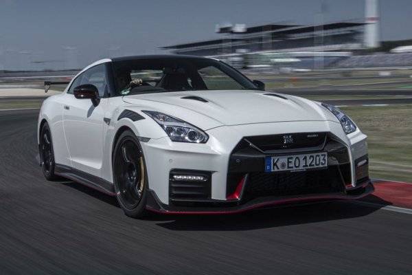 Въпреки че е на пазара повече от десетилетие, Nissan GT-R е признат за един от най-добрите автомобили в света. Благодарение на прецизно настроеното си шаси, усъвършенстваната AWD система и впечатляващия V6 с двойно турбо и мощност от 600 к.с., това е една от най-бързите коли на пазара.
