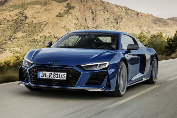 Audi R8 е суперкола, която обаче е подходяща и за ежедневни пътувания, стига нейният собственик да може да покрие текущите си разходи. Най-точно обаче то може да бъде описано като „модел е от една умираща порода, която производителят се опитва да възроди“.