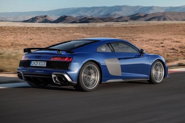 Все повече компании залагат на двигатели с по-малък обем, които са подсилени с турбокомпресор. В Audi обаче държат на своя 5,2-литров атмосферен V10 двигател, който е привлекателна опция за най-запалените фенове. А системата за задвижване на четирите колела прави колата още по-приятна за каране, особено на писта.