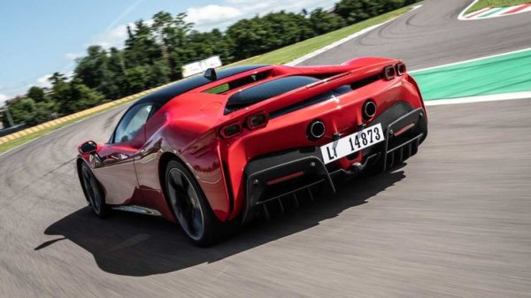 Този автомобил е по-бърз от знаменитото LaFerrari, като е вдъхновен от болидите на италианската марка във Формула 1. Освен това е първият хибрид на компания, снабден със система за задвижване на четирите колела.