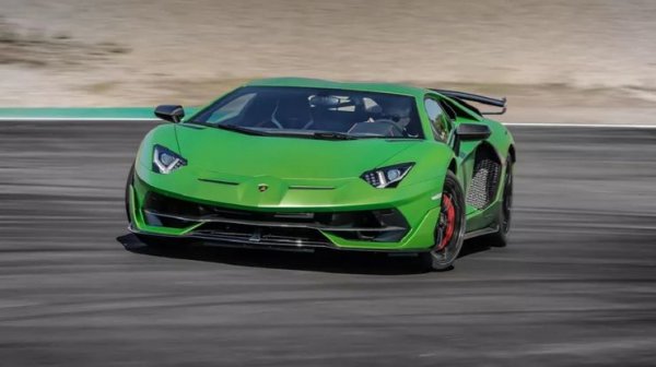 Справедливо е да се каже, че Aventador SVJ е най-екстремната версия на Aventador, правена някога. Суперколата се задвижва от най-мощния V12 двигател, който Lamborghini е произвеждал. Мощността на атмосферния мотор е 760 к.с., като ускорението от 0 до 100 км/ч става за 2,8 секунди, а до 200 км/ч – 8 секунди.