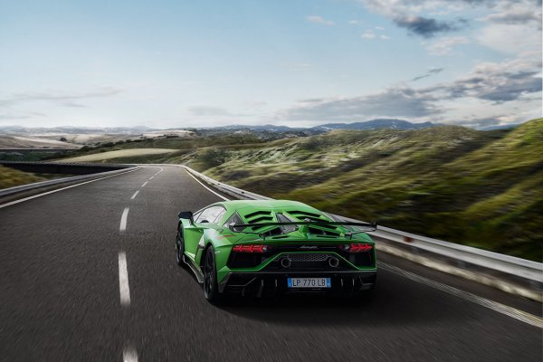 Мнозина твърдят, че Aventador SV е най-екстремният модел на италианската марка, но SVJ отива още по-далеч. Тази кола е предназначена за писта, като предлага и доста удобна кабина, нещо нетипично за подобен автомобил.
