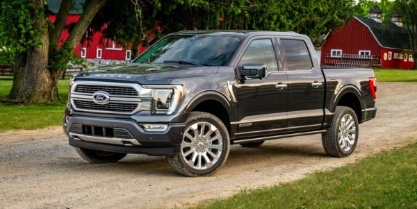 Стартова цена: $85,775
Не очаквахте да откриете пролетарски фермерски пикап в класацията на най-луксозните автомобили, нали? Ние също, но американските колеги изтъкват достатъчно аргументи в полза на версията Limited. Търсенето за пикапи, особено за по-комфортни пикапи, расте непрекъснато. Ford му отговаря с този автомобил, екипиран с V6 турбомотор, 360-градусови камери, интернет на борда, адаптивен круиз контрол и седалки, които могат да ви загреят, да ви проветрят и дори да ви масажират. 

