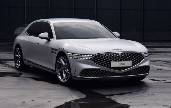Стартова цена: $90,100
Показателен за амбициите на премиум марката, която се отдели от Hyundai, е фактът, че на щатския пазар нейният флагман е по-скъп от този на Audi. Изцяло обновен за 2023 година, G90 има доста впечатляващ асистент при шофиране (няма да го наричаме автопилот, но всъщност не отстъпва по нищо на този в Tesla), система за активно потискане на шума, и дори програма в бордовия компютър, която може да ви сканира и сама да ви предложи оптималната позиция на седене. 