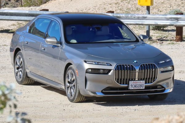 Стартова цена: $96,695
В Америка можете да имате новата "седмица" с чудесния V8 на BMW, който не е достъпен за европейските клиенти. Външният вид на този автомобил - с огромната решетка, разделените светлини и изобилието от орнаменти - не се харесва единодушно. Но като изключим него, новото поколение е вероятно най-комфортната, напредничава и приятна за каране лимузина в сегмента. 
