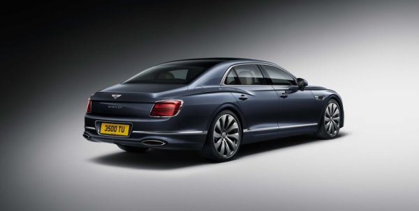 Стартова цена: $211,325
Единствено в света на ултралукса е възможно един седан за четвърт милион долара да изглежда достъпен като цена. Разбира се, във Flying Spur не е пестено от нищо. Включително и от двигателя, който развива максимална скорост от 333 км/ч. Това прави Bentley FS най-бързия седан на планетата. 
