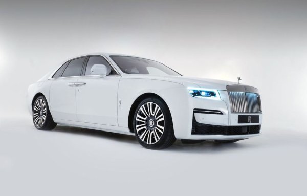 Стартова цена: около $400,000
Сравнен с обикновените седани на пазара, Ghost изглежда огромен. Но на фона на повечето модели в тази класация той е направо компактен - и неочаквано забавен за каране. Според англичаните над 90% от клиентите на този модел го карат сами - нищо, че задната седалка предлага предостатъчно комфорт. 