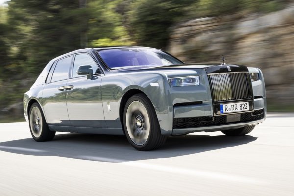 Стартова цена: $460,000
В света има и по-луксозни и скъпи автомобили от Rolls-Royce Phantom - но нито един от тях не се произвежда серийно. Най-големият Rolls винаги е бил еталонът за лукс в автомобилния свят и обновеното осмо поколение само ще затвърди това. 
