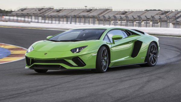 Вярваме, че Lamborghini ще запази V12 двигателите дотогава, докогато може. Aventador S е уникална "постер" кола: машина от старата школа, със средноразположен атмосферен двигател, постигащ колосалните 700+ конски сили.

По-екстремната версия Aventador SVJ вече е разпродадена, както и уникалният Sian FKP 37, така че единствената кола с V12, налична на пазара в момента от италианската марка е Aventador S и неговата открита версия.