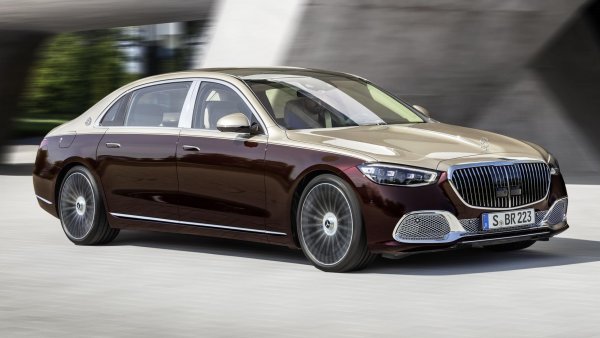 Няма как от Mercedes да не вложат най-масивния си агрегат в най-луксозния си автомобил. Суперлимузината Maybach S-Class към момента е единственият Mercedes с V12 двигател - 12-цилиндровите версии на конвенционалния S-Class, G-Class и SL бяха свалени от производство преди доста време.