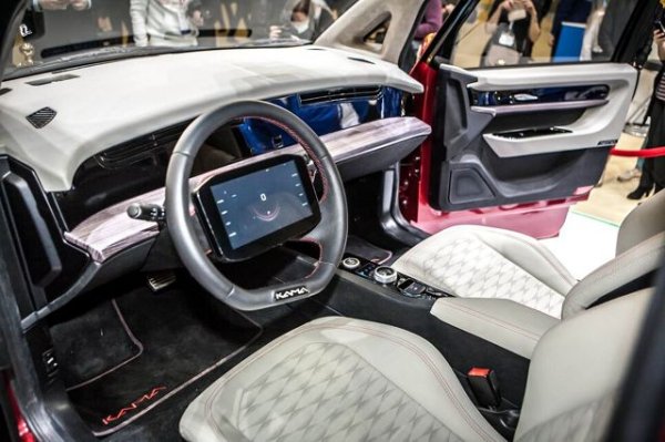 Сега вече има официално потвърждение, че възродената марка "Москвич" ще има КАМАЗ като технически партньор. Тъй като КАМАЗ за момента няма никакъв друг проект за леко превозно средство, очевидно производството в Москва ще стартира именно от Кама-01. Според шефа на КАМАЗ Сергей Когогин обаче серийният модел ще е доста по-голям - с дължина 4.4 метра и височина 1.66 метра, а мощността ще бъде увеличена до 150 конски сили. Според Когогин автомобилът ще ползва "максималния възможен процент руски компоненти". Но при положение, че в Русия не се произвеждат батерии, електромотори, инвертори и трансмисии, този процент едва ли ще е много висок. 
