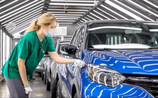 Според руски експерти обаче такъв вариант е невъзможен. Първо, Renault няма да предостави никакви права върху своя интелектуална собственост на московския завод. Второ, дори да го направи, няма откъде да се вземат панелите за финалната сглобка - тях ги произвеждаше компанията Alpha Automotive Technologies, която вече напусна Русия. Не е невъзможно да се организира ново производство на панели, но това ще отнеме поне година-две. А и това е само на теория, защото министърът на промишлеността Мантуров вече официално заяви, че в Москва няма как да се правят досегашните модели (Renault Duster, Arkana, Kaptur и Nissan Terrano). 
