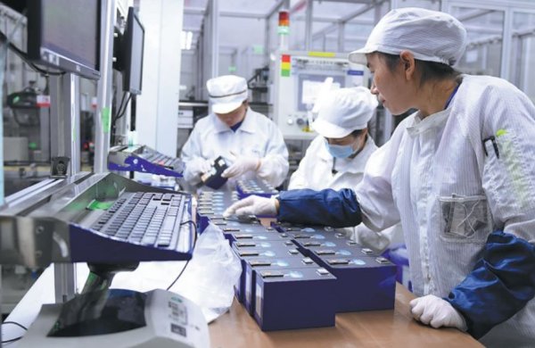 Някои хипотези говорят за възможно производство в Москва на бензиновите модели на Brilliance, деветия най-голям производител в Китай. При всички случаи московският завод не би могъл да започне работа без технологичен партньор от Китай. Даже и за Кама-01 руснаците трябва да разчитат на китайски батерии, електромотори и електроника. 
