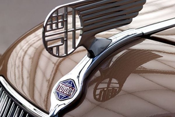 Може би знаете, че оригиналното име на компанията всъщност е Тоyoda - с "d" вместо "t". Кръстена е на основателя си Киичиро Тойода, който пръв се сетил, че фирмата за тъкачни станове на баща му може да произвежда и нещо по-вълнуващо.
Още през 30-те обаче името било променено - от една страна, за благозвучие, и от друга, защото в първоначалния му вариант носело лош късмет, според традиционната японска система за броене на отделните чертички при изписването.
