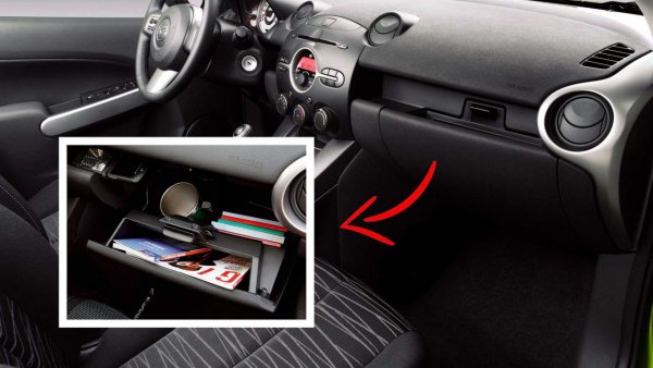 Във второто поколение на Mazda2, преди рестайлинга, има конвенционална жабка, дори си е на обичайното място, но с малко странна дръжка и повърхност, която почти достига до земята. Когато я отворите е като пещера, с две почти бездънни отделения, напомнящи шкаф за обувки на IKEA. Както е ясно, побира почти всичко. 
