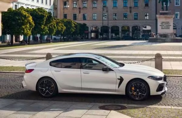 Базова цена - 160 000 евро

Двигател - 4,4-литров туин-турбо V8

Мощност - 625 к.с.

Както може да очаквате от кола, която струва толкова много пари, това BMW е пълно с лукс и комфортни функции, като същевременно има голяма мощност. И на всичко отгоре побира петима пътници. Мощността се предава към четирите колела чрез 8-степенна автоматична скоростна кутия. Ускорението от 0 до 100 км/ч отнема 3,0 секунди, а максимална скорост е 305 км/ч с M Driver's Package. Има и режим 2WD (само задно предаване), но той трябва да се използва само от опитни шофьори, които могат да укротят тези над 600 к.с.