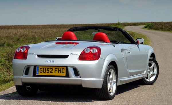 Тази забавна японска кола е кръстена така заради средноразположения си двигател, спортния си характер и факта, че има само две места. Което е чудесно. Има само един малък проблем: на френски това име се произнася "емердю", което е поразително близо до думата merde - лайно. Затова Toyota я предлагаше във Франция просто като MR, без двойката.
