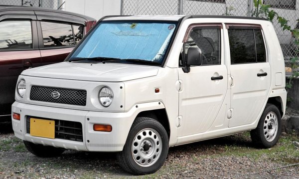 Тук не е съвсем ясно дали японците нарочно са се закачали, или просто не са се сетили, че Naked на английски означава "гол". Впрочем в случая става дума за модел, предназначен само за вътрешния японски пазар, така че проблемът не е чак толкова сериозен. 
