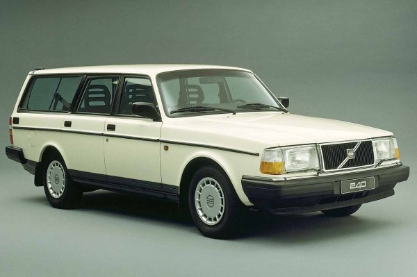 Ако надеждността имаше физическа форма и четири колела, тя със сигурност щеше да прилича на Volvo 240. Произвеждаше се около две десетилетия с модификации от време на време. Квадратната му форма беше проектирана да издържи проверката на времето, както и четирицилиндровите му двигатели Redblock. Освен това, беше много практичен благодарение на ефективното използване на вътрешното пространство.
