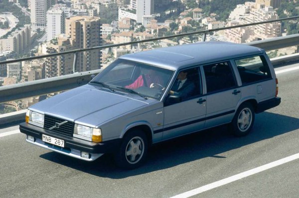 По същество, Volvo 740 взе издръжливостта на 240 и го модернизира. Вярно е, че включваше по-сложни функции за комфорт, но инженерството и философията останаха непроменени. Това беше формула, която работеше. Двигателите му бяха много сходни и предлагаха достъпна и дълготрайна поддръжка. Дори версиите с турбокомпресор имаха дълъг живот. Освен това, си спечели репутация на много безопасен автомобил, както почти всички Volvo.
