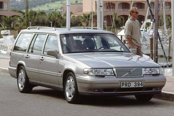 Говорим за Volvo 960, но също така визираме S90 и V90, подобни варианти на това, което по същество беше един и същ автомобил. По-изтънчена алтернатива на четирицилиндровия, но със същата надеждност. Комфортни и почти луксозни модели, които при добра поддръжка бяха идеални за ежедневна употреба. Тихи и изискани, но със същата дълготрайност като своите предшественици.
