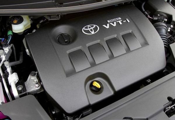 С добро "здраве” може да се похвали и 1,6-литровият мотор, поставян на Toyota в Auris и Corolla (E120 и E140). Бензиновият двигател с 4 цилиндъра спокойно изкарва 300 000 и повече километра. При него също има проблем с газоразпределителния механизъм, който обикновено трябва да бъде ремонтиран на 200 000 км.
Понякога се среща и теч от помпата, като цяло обаче моторът е доста надежден, стига маслото му да се сменя навреме.
