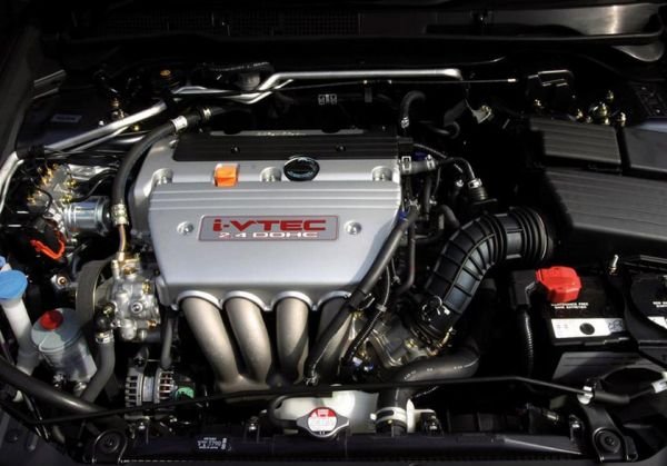 Четирицилиндровите мотори с обем 2,0 л (K20) и 2,4 л (K24) се появиха в началото на века, като оттогава претърпяха няколко технически освежавания. За последно те бяха снабдени с фирмената система на Honda &ndash; VTEC. Двигателите спокойно изкарват над 300 000 км, като най-големият им проблем е износването на разпределителния вал.
Специалисти обаче твърдят, че проблемът е породен от човешкия фактор. Той се появява след използването на неподходящи масла - например 5W40 или 5W50, въпреки че оптималното за мотора е 0W20.  Ако стопанинът поддържа правилно този агрегат, той ще му служи дълги години.

