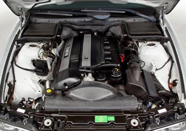 Редовите 6-цилиндрови мотори BMW серия M започват от 1968 година с M30 и дълги години са едни от най-надеждните, предлагани от марката. Съществуват модификации с различен обем и мощност, тъй като агрегатите често са обновявани. Сред &bdquo;отличниците" са легендарният M50 от първата половина на 90-те години, неговият приемник M52, както и M54, който е с алуминиев блок на цилиндрите.
Тези двигатели не могат да бъдат определени като напълно безпроблемни, но като здравина са напълно равностойни на наследниците си от серия N. Известен е случаят, в който BMW 523i с 2,5-литров M52TU изминава над 800 000 км без повреда по мотора.
