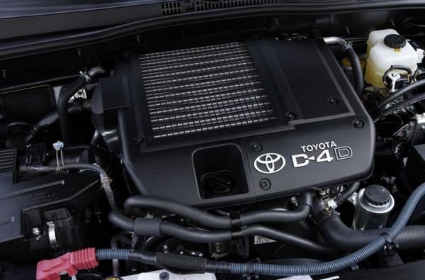 Обикновено в такива класации попадат отличаващите се с голям ресурс и податливи на тунинг мотори JZ на японската марка, но в случая авторите на класацията са предпочели дизеловия двигател с 4 цилиндъра на Toyota. Той е с обем 2,5 и 3,0 литра с впръскване Common Rail и турбокомпресор с променлива геометрия. Агрегатът се появи преди двайсетина години и се поставя на моделите Hilux/Hilux Surf, Land Cruiser Prado и Fortuner.
Според експерти, този дизел се отличава с голяма издържливост на натоварвания, като е напълно във възможностите му да надхвърли половин милион километра без сериозни ремонти.
