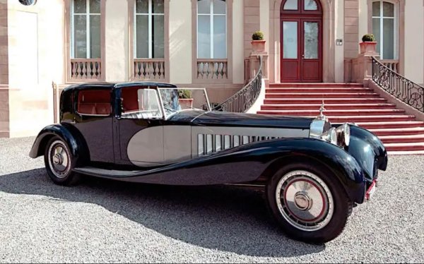 В края на 20-те и началото на 30-те години на миналия век Bugatti произвежда толкова скъпа кола, че намира разочароващо малко купувачи дори сред европейските кралски особи. Трудно е да се определят точните размери на Royale, тъй като има няколко версии на каросерията, но музеят на Хенри Форд в Диърборн, Мичиган изтъква, че неговият екземпляр е дълъг 5918 мм.

Bugatti доста несигурно твърди , че първият Royale, продаден на клиент, е дълъг &bdquo;почти 6,5 метра&ldquo;.
