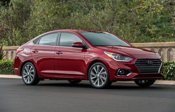 Първото място  е за Hyundai Accent, близо до него е и Kia Rio. 
