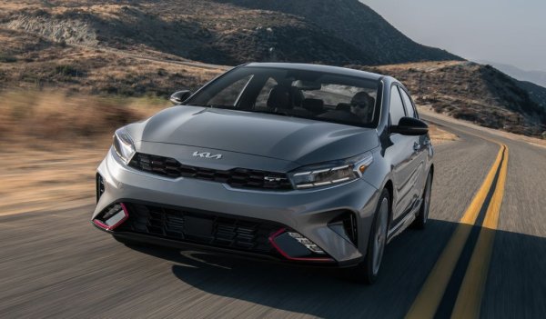 Първото място е за Kia Forte, която е доста близка технологично до европейския модел Ceed. В тройката се нареждат още Toyota Corolla и Nissan Sentra. 

