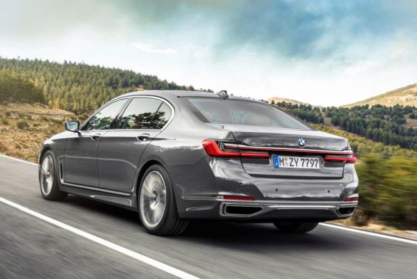 В най-престижния клас първото място с голяма преднина се пада на BMW Серия 7. 
