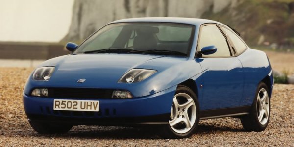 Краят на миналия век беше един от най-добрите периоди за марката Fiat в Европа, тъй като компанията предлагаше забележителни автомобили на континента. Един от тях беше именно това Coupe.

Моделът се предлага само с предно предаване и ръчни скорости, което го превръща във фантастичен за каране автомобил. И със сигурност го направи бъдеща класика. Най-желана е версията 20V Turbo, която има усъвършенствано окачване и 5-цилиндров двигател.
