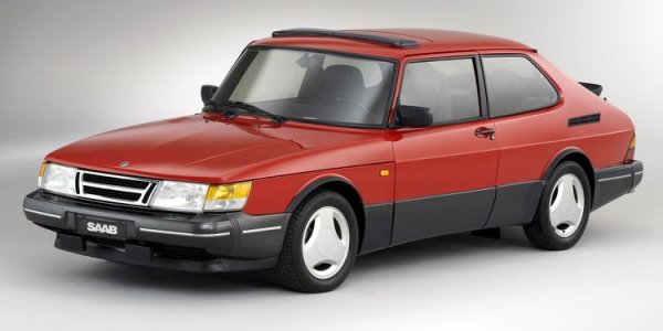 Този автомобил заслужава внимание, най-малкото защото е първият наистина успешен Saab на пазара. От него да продадени близо милион бройки, което си е впечатляващо постижение.

Моделът се предлага още като седан и кабриолет, но 9-3 Coupe има предимство пред тях, защото е много рядък. Най-предпочитана е версията Turbo, която е със страхотно шаси и висока надеждност (стига да е била добре обслужвана през годините).
