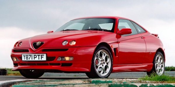 В другия край на италианските купета на пазара от 90-те години на миналия век се подрежда Alfa Romeo GTV. Тя използва същата платформа Type 2 като Fiat Coupe, но използва друг подход - по-луксозна, по-сложна технически и по-скъпа.

Моделът е с предно предаване, но не получи 5-цилиндровия мотор от Fiat Coupe, а страхотният Busso V6 на Alfa. Колата наистина изглежда страхотно, но и тя си имаше доста проблеми с надеждността, които са типични за масовите италиански производители.

