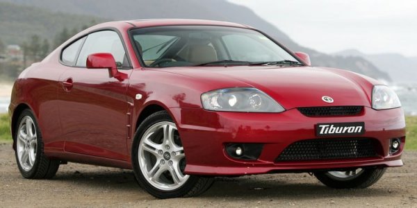 Включването на продукт на Hyundai сред най-добрите купета от началото на това хилядолетие може и да изненада някой, но именно Tiburon (или Coupe на някои пазари), беше тласъкът, от който марката се нуждаеше, за да започне да бъде възприемана насериозно от автомобилната индустрия.

Този модел се произвежда 1996 до 2008 година, като за този период претърпя различни промени. Първото поколение беше много добро като за спортно купе от начално ниво, но второто направи огромна крачка напред, тъй като поучи 2,7-литров V6 двигател. Може и да не беше добър колкото конкуренти, но Tiburon е интересна алтернатива на модели като Honda Accord Coupe и Volkswagen Scirocco.
