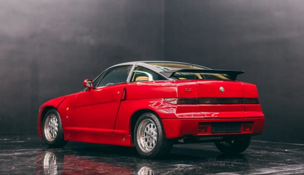 Alfa Romeo, гордостта на италианското автомобилостроене между двете войни, след 70-те години е във все по-затруднено положение. През 1986 държавата в лицето на Романо Проди, бъдещия шеф на еврокомисията, решава да приватизира марката. Има оферти от Ford, но е избран "патриотичният" вариант - с Fiat. 
