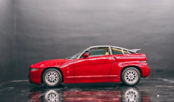 SZ е разработена тъкмо за да успокои феновете на марката, че Alfa няма да е само поделение за фиати със сменени емблеми и раздути цени. В същото време обаче това е последната Alfa със задно предаване "от старата школа". След нея марката действително преминава на платформи на Fiat, каквито са били опасенията. Ще минат над две десетилетия, преди задното предаване да се върне с актуалната Giulia. 

