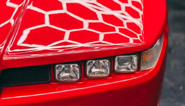 С SZ Опрон за пръв път въвежда тройните предни светлини, които ще са характерна черта на Alfa през следващия четвърт век. Това е и една от първите коли изобщо, проектирани със софтуерните продукти Cam и Cad. Колкото до екзотичния интериор, той е дело на Антонио Кастелана от Zagato. 
