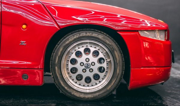 Като платформа и двигатели SZ почти не се отличава от серийната Alfa Romeo 75, но повечето панели по купето са от специална пластмаса за понижаване на теглото. Окачването идва от рали версията на Alfa 75, с хидравлични амортисьори от Koni. Колата ползва гуми Pirelli P Zero и според консктрукторите й може да понесе до 1.2g странично ускорение в завой. При тестове обаче собственици са отчитали и 1.4g - добро постижение дори в наши дни.
