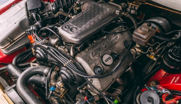 Под капака е трилитров атмосферен V6 с по 2 клапана за цилиндър и инжекция от Bosch. Мощността е 210 конски сили при 6200 оборота в минута, а максималният въртящ момент - 245 Нютонметра. SZ развива максимална скорост от 245 км/ч и ускорява от 0 до 100 км/ч за точно 7 секунди.
