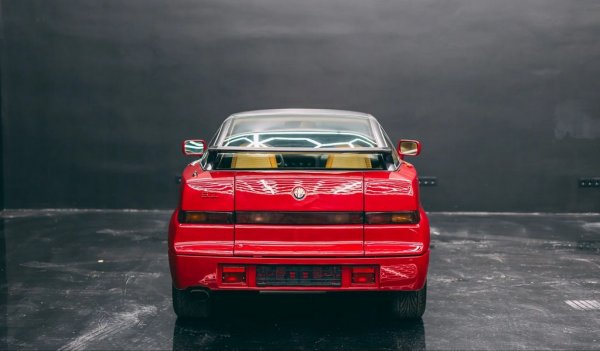 Оригиналната кола е двуместна с твърд покрив, но между 1992 и 1994 се произвежа и кабрио версия, наречена RZ. Всичките 1036 произведени бройки от SZ са червени със сив покрив с едно изключение - чисто черен модел, създаден за личната колекция на Андреа Загато.
