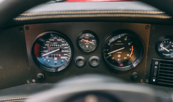 Като казахме, че всеки истински автомобилен фен някога трябва да притежава и Alfa, нека уточним, че едва ли ще е тази. Заради малките производствени серии SZ днес е колекционерска рядкост. На пазара има отделни бройки, но цените чувствително надхвърлят тези на чисто нова Giulia Quadrifoglio. Колата, която ние снимахме на големия търг на Сотбис в Париж, се продаде за 69,000 евро без данъци и такси, или бруто за почти 90,000 евро. 
