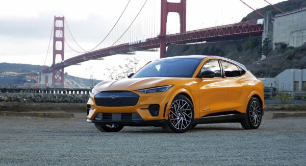 Предимства - отличителен стил; завладяващо изпълнение; удобна за потребителя технология; висококачествена кабина.

Недостатъци - задната седалка е монтирана малко ниско; дизайнът на кабината е малко скучен; трудно се намира на пазара. 

Една от най-обсъжданите (и противоречиви) нови коли е и една от най-добрите електрически коли, които можете да закупите. Mach-E е ново нещо, а не заместник на легендарния Mustang. Това е електрически кросоувър, ориентиран към представянето на пътя, като той изглежда добре и вози добре, защото всъщност е Mustang. Неговият кросоувър стил на каросерията осигурява използваемо пространство на задната седалка и багажника, а гигантският сензорен екран Sync 4A впечатлявва със своята изчистена простота. Голямото разнообразие от комбинации от задвижване и батерии прави първия електрически автомобил на Ford подходящ за широка гама от потребности и вкус.