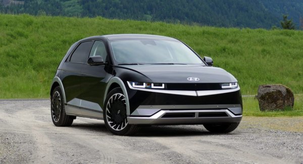 Предимства - просторно и многофункционално пространство в кабината; изключителни информационно-развлекателни технологии и системи за безопасност; забавление за шофиране. 

Недостатъци – хечбекът няма да се предлага на голяма част от пазарите; не е толкова бърз, колкото Tesla Model 3.

Ioniq 5 изглежда като дошъл от бъдещето, като е много различен от конкурентите си. Въпреки че изглежда като компактен хечбек, в действителност той е дълъг колкото доста големия Hyundai Tucson с междуосие, по-дълго от много големия Hyundai Palisade. Той не е много висок, но вътрешните му размери осигуряват изненадващо ефирна, просторна и многофункционална кабина. Технологиите са лесни за използване, а към плюсовете му се добавят и впечатляващи технически характеристики.