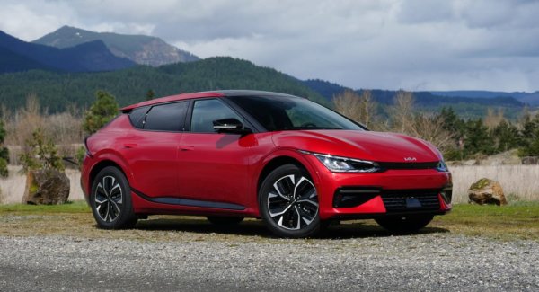 Предимства - готин и добре направен интериор; изключителни информационно-развлекателни и безопасни технологии; забавление за шофиране.

Недостатъци - някои объркващи вътрешни контроли; други електромобили предлагат повече безплатно зареждане.

Въпреки че е базиран на същата платформа като Hyundai Ioniq 5, включително неговата 800-волтова електрическа архитектура, Kia EV6 има собственин стил. Той е с форма и размер като Mustang Mach-E, като представлява нещо средно между SUV, комби и хечбек. Сред силните страни на модела е неговата топ-версия EV6 GT, която може да се похвали с 576 конски сили и време за ускорение от 0 до100 км/ч за 3,5 секунди. 