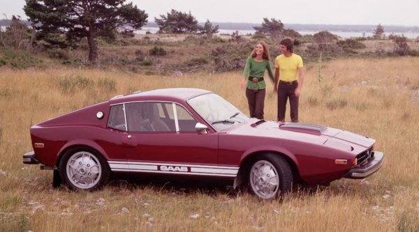 Третото поколение Sonett е проектирано с фокус върху американските купувачи и някой трябва да е казал на шведите, че американците харесват коли с огромна предна част отвъд междуосието. Това е шега, Saab, шега! Въпреки това, Sonett се появява с този нелепо удължен капак, допълнен от голямата стърчаща предна броня.

И сякаш пропорциите не са достатъчно лоши, удължената предна част контрастира рязко с неудобно свитата му задница. Нищо чудно, че американците не приемат сериозно Saab, докато не се появява 900.
